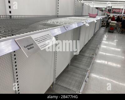 Narre Warren, Victoria Australie - 6 mars 2020 - Les étagères Vides en papier toilette dans un supermarché causé par l'achat de panique pendant la pandémie de covid de conrona. Crédit: Sarah Richardson/Alay Live News Banque D'Images