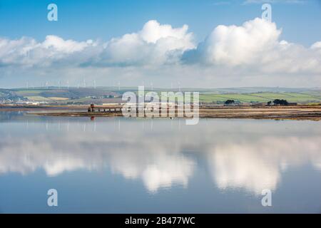 Chivenor, North Devon, Angleterre. Vendredi 6 mars 2020. Météo britannique. Des averses et un soleil intermittents sont prévus pour North Devon. Tôt le matin, à marée basse, les nuages s'construisent sur Chivenor et se reflètent dans les eaux calmes à l'embouchure de l'estuaire où la rivière Taw rencontre la rivière Torridge. Crédit: Terry Mathews/Alay Live News Banque D'Images