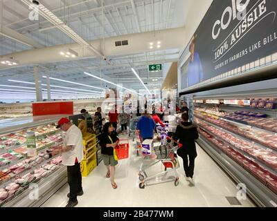 Narre Warren, Victoria Australie - 6 mars 2020 - Paniquer les clients dans un supermarché acheter du papier toilette pendant la pandémie de COVID virus corona. Crédit: Sarah Richardson/Alay Live News Banque D'Images