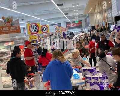 Narre Warren, Victoria Australie - 6 mars 2020 - Paniquer les clients dans un supermarché acheter du papier toilette pendant la pandémie de COVID virus corona. Crédit: Sarah Richardson/Alay Live News Banque D'Images