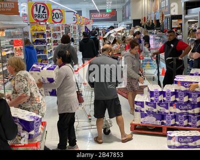 Narre Warren, Victoria Australie - 6 mars 2020 - Paniquer les clients dans un supermarché acheter du papier toilette pendant la pandémie de COVID virus corona. Crédit: Sarah Richardson/Alay Live News Banque D'Images