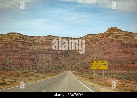 Utah State route 261 menant au Moki Dugway avec un signe d'avertissement des standards et de la classe Banque D'Images