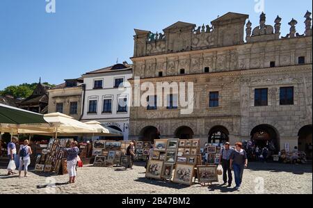 L'Europe, la Pologne, Lublin Voivodeship, la province de Lublin, ancienne maison en bois, le marché carré dans le village de Kazimierz Dolny, la fondation de la ville et la construction d'un château fortifié est attribuée à Kazimierz Wielki par la légende . Banque D'Images