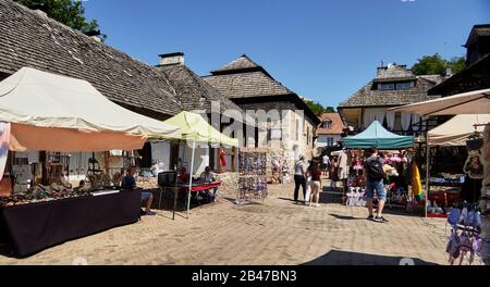 Europe, Pologne, Lublin Voivodeship, province de Lublin, ancienne maison en bois, place Maly Rynek dans le village de Kazimierz Dolny, marché du dimanche, la fondation de la ville et la construction d'un château fortifié est attribuée à Kazimierz Wielki par la légende . Banque D'Images