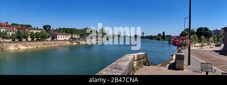 Europe, France, Chalon-sur-Saône, Bourgogne-Franche-Comté, département, Flowerbox et Saône, Riverbank, pétunia Banque D'Images