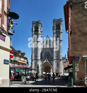 Europe, France, Chalon-sur-Saône, département Bourgogne-Franche-Comté, cathédrale Saint-Vincent de style romain et gothique Chalon-sur-Saone, les magnifiques maisons à colombages datent des XVIe et XVIIe siècle de la place Saint-Vincent. Dans la vieille ville, la place piétonne Banque D'Images