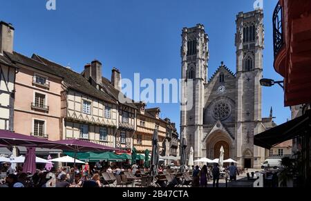 Europe, France, Chalon-sur-Saône, département Bourgogne-Franche-Comté, cathédrale Saint-Vincent de style romain et gothique Chalon-sur-Saone, les magnifiques maisons à colombages datent des XVIe et XVIIe siècle de la place Saint-Vincent. Dans la vieille ville, la place piétonne Banque D'Images