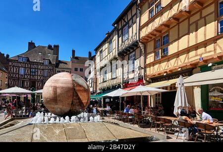 Europe, France, Chalon-sur-Saône, département de Bourgogne-Franche-Comté, ville de Saint-Vincent Chalon-sur-Saône, les magnifiques maisons à colombages datent des XVIe et XVIIe centenaires de la place Saint-Vincent. Dans la vieille ville, place piétonne, boutique Banque D'Images