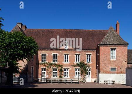 France , la ville de Seurre, département Bourgogne-Franche-Comté, horloge jacquemart sur la façade de l'école des filles. L'horloge jacquemart à Seurre est l'une des dernières en France qui continue de travailler. Les vêtements et le chapeau de l'automate Tjhe sont en tricolore français. Il repose sur un faisceau et maintient un marteau relié à l'horloge par des câbles qui le conduisent en action. Banque D'Images