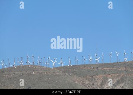 une grande rangée d'éoliennes anciennes avec vue sur la montagne Banque D'Images