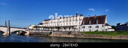 Europe, France, Chalon-sur-Saône, Bourgogne-Franche-Comté, département, vue de Quai Gambetta de l'île Saint-Laurent et de l'ancien hôpital du XVIe siècle, Saône Banque D'Images