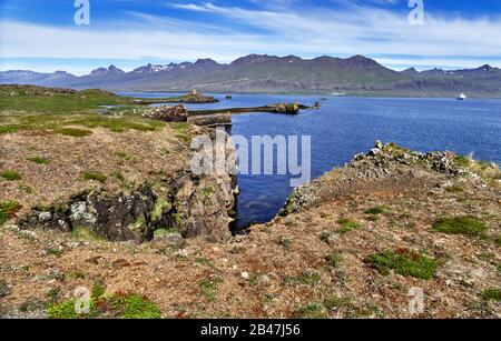 Europe, Islande, fjord de Berufjordur, phare de la ville de pêche de la région de Djupivogur Banque D'Images