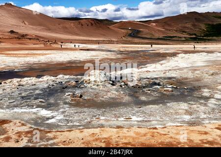 Europe,Islande , Námaskarð Pass est une zone géothermique sur la montagne Námafjall, dans le nord de l'Islande, reliée au système du volcan Krafla, Námaskarð abrite de nombreuses sources chaudes, des pots de boue et des fumarales. Banque D'Images