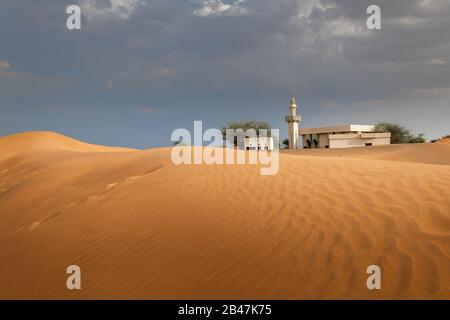 mosquée abandonnée dans le désert, entourée de dunes de sable, comme la nature prend de nouveau possession de la région, Banque D'Images