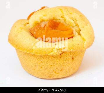 Muffins juteux sur fond blanc Banque D'Images