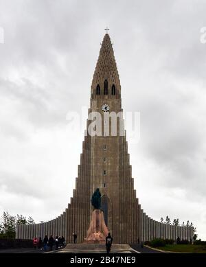 Europe, Islande , Statue de Leif Erikson, explorateur historique devant la spire futuriste et des colonnes en béton de Hallgrimskirkja, l'emblématique église luthérienne de Reykjavik Banque D'Images