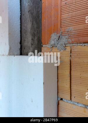 Les supports de travail feuilles de polystyrène sur les murs verticaux externes Banque D'Images