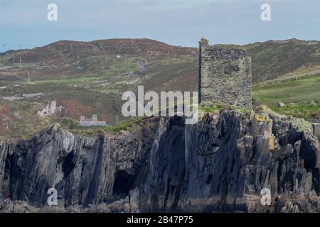 Château de falaises côtières Irlande.route menant aux ruines du château d'O'Driscoll (Dun an Oir - Château d'Or) sur le cap Clear, Comté de Cork, Irlande. Banque D'Images