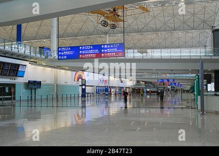 Hong Kong, Chine. 6 mars 2020. Un hall d'arrivée presque vide à l'aéroport international de Hong Kong à Hong Kong, en Chine. Alors que le Coronavirus (Covid-19) continue de se propager partout dans le monde, de nombreux pays ont resserré les restrictions de voyage. Crédit: Keith Tsuji/Zuma Wire/Alay Live News Banque D'Images