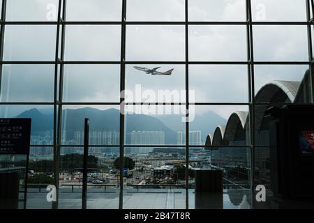 Hong Kong, Chine. 6 mars 2020. Un avion part à l'aéroport international de Hong Kong à Hong Kong, en Chine. Alors que le Coronavirus (Covid-19) continue de se propager partout dans le monde, de nombreux pays ont resserré les restrictions de voyage. Crédit: Keith Tsuji/Zuma Wire/Alay Live News Banque D'Images