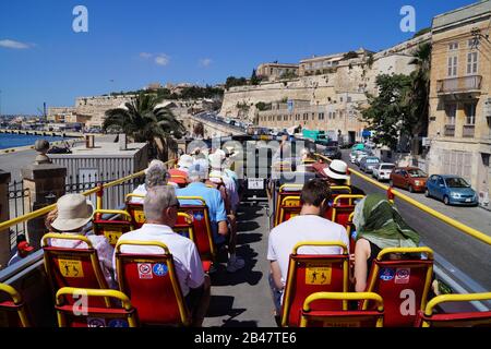 Malte. Valletta, Juillet 2014. Montez à bord d'un bus à arrêts multiples, une forme attrayante de visites touristiques. Banque D'Images