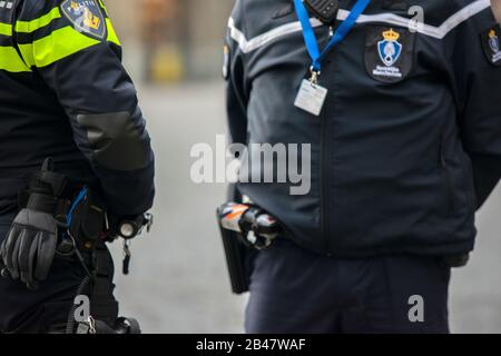 La Police Et Mar En Discutant À La Place Du Dam Amsterdam Pays-Bas 2019 Banque D'Images