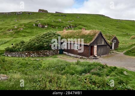 Danemark, péninsule de Tinganes , Torshavn,dans le Musée National des îles Féroé , ancienne ferme historique naturel et culturel de la contry , maisons en bois sur Tinganes ont été construites aux XVIe et XVIIe siècles et ont un toit en herbe, C'est très courant sur les îles Féroé. Les maisons en bois sur les Tinganes ont été construites aux XVIe et XVIIe siècles et ont aussi un toit d'herbe, ce qui est très commun sur les îles Féroé. Banque D'Images