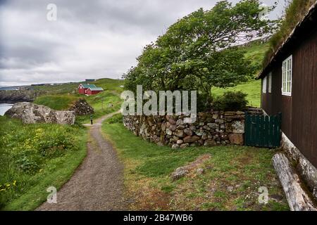 Danemark, péninsule de Tinganes , Torshavn,dans le Musée National des îles Féroé , ancienne ferme historique naturel et culturel de la contry , maisons en bois sur Tinganes ont été construites aux XVIe et XVIIe siècles et ont un toit en herbe, C'est très courant sur les îles Féroé. Les maisons en bois sur les Tinganes ont été construites aux XVIe et XVIIe siècles et ont aussi un toit d'herbe, ce qui est très commun sur les îles Féroé. Banque D'Images