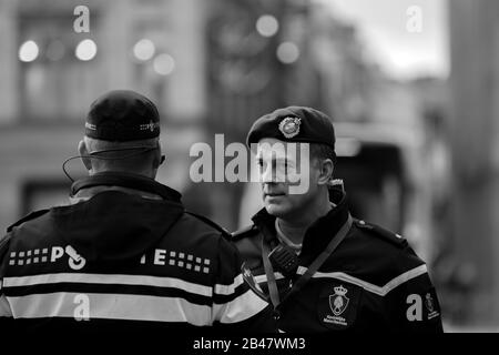 Police Et Mar En Discutant À La Place Du Dam Amsterdam Les Pays-Bas 2019 Sur Le Noir Et Blanc Banque D'Images