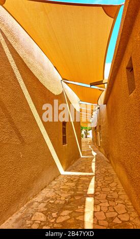 Perspective de la rue arabe traditionnelle avec des auvents en tissu dans le quartier historique d'Al Fahidi dans le Vieux Dubaï, Emirats Arabes Unis (Emirats Arabes Unis) Banque D'Images