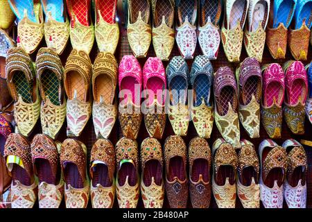 Chaussures colorées de babouille d'arabie au marché de l'étalage Banque D'Images