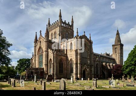 L'abbaye de Dunfermline est une église paroissiale d'Écosse, l'église occupe le site de l'ancien chancelle et des transepts d'une grande abbaye médiévale bénédictine, qui a été saccagée en 1560 pendant la réforme écossaise , Dunfermline abrite le plus grand nombre de buriaux royaux Banque D'Images