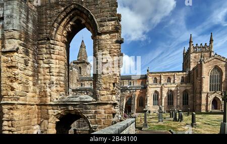 L'abbaye de Dunfermline est une église paroissiale d'Écosse, l'église occupe le site de l'ancien chancelle et des transepts d'une grande abbaye médiévale bénédictine, qui a été saccagée en 1560 pendant la réforme écossaise , Dunfermline abrite le plus grand nombre de buriaux royaux Banque D'Images