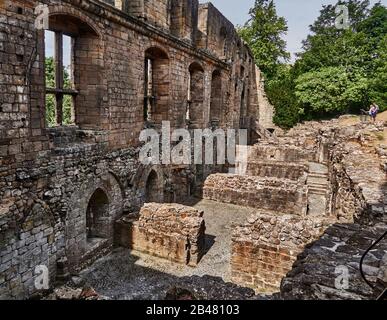 Le monastère de Dunfermline et les ruines du Palais Royal, l'un des grands centres culturels et historiques d'Écosse, le monastère bénédictin était autrefois le plus riche et le plus puissant d'Écosse, le Palais Royal a été construit dans le XVIe C pour accueillir des invités importants Banque D'Images