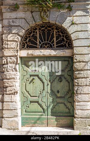 Modica (Sicile): Portes anciennes de palais nobles historiques Banque D'Images