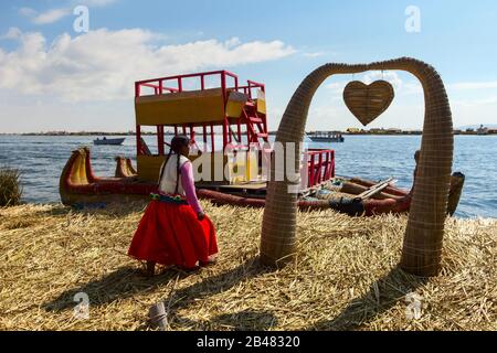 Puno, Pérou - 29 AOÛT 2019: Mesdames des îles Uros, lac Titicaca Banque D'Images