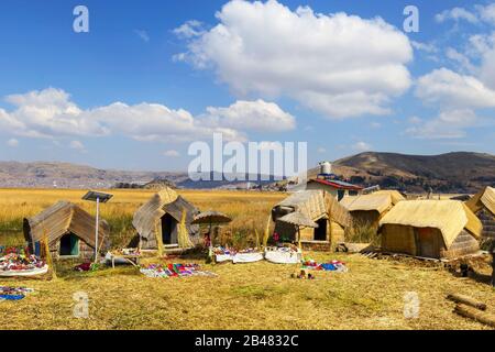 Vue sur les villages typiques des îles Uros, Puno, Pérou Banque D'Images