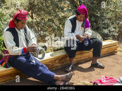 ÎLE Taquile, LAC TITICACA, PÉROU - 04 septembre 2019 - deux personnes âgées de l'île Taquile ont un chapeau traditionnel. Sur L'Île Taquile, Le Banque D'Images