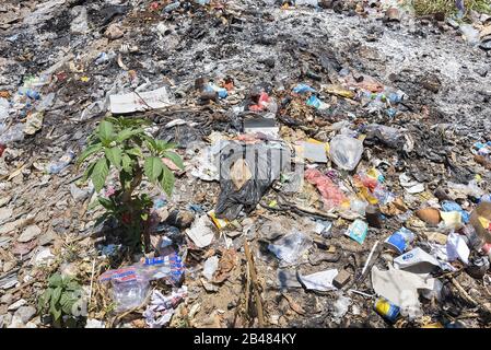 Nuwara, Sri Lanka: 03/20/2019: Les ordures brûlées et laissées dans le danger ouvert - environnemental. Banque D'Images