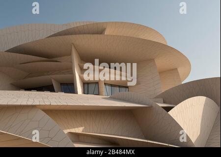 Vue extérieure de l'emblématique Musée national du Qatar, Doha, Qatar Banque D'Images