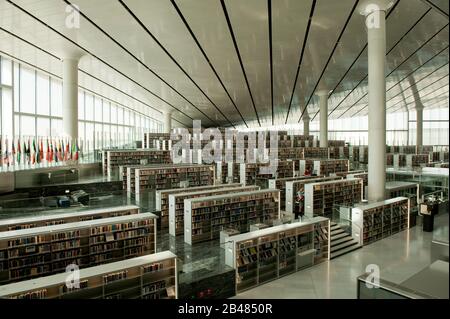 Vue intérieure de l'emblématique bibliothèque nationale du Qatar, Education City, Doha, Qatar Banque D'Images