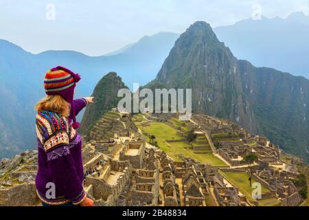 Machu Picchu, région de Cusco, Pérou: Vue d'ensemble des terrasses agricoles, Wayna Picchu et des montagnes environnantes en arrière-plan, UNESCO, Patrimoine mondial S Banque D'Images