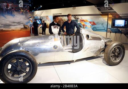 Le duc de Sussex parle avec le champion du monde de Formule 1 Lewis Hamilton regarde une vieille voiture de Formule 1 lors d'une visite au circuit Silverstone dans le Northamptonshire pour ouvrir officiellement l'Expérience Silverstone, un nouveau musée immersif qui raconte l'histoire du passé, du présent et de l'avenir des courses automobiles britanniques. Banque D'Images