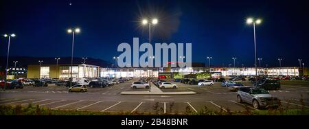 vue panoramique sur le parc de détail du parc springs thorpe leeds avec la lune au crépuscule royaume-uni Banque D'Images