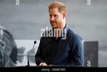 Le duc de Sussex parle lors d'une visite au circuit Silverstone dans le Northamptonshire pour ouvrir officiellement l'Expérience Silverstone, un nouveau musée immersif qui raconte l'histoire du passé, du présent et de l'avenir des courses automobiles britanniques. Banque D'Images