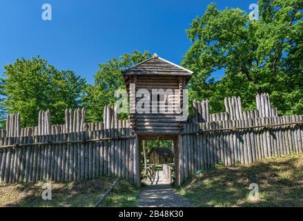 Palisade rampart, 8ème-10ème siècle après Jésus-Christ, reconstruction, Musée archéologique en plein air de Carpathe Troy à Trzcinica près de Jaslo, Malopolska, Pologne Banque D'Images