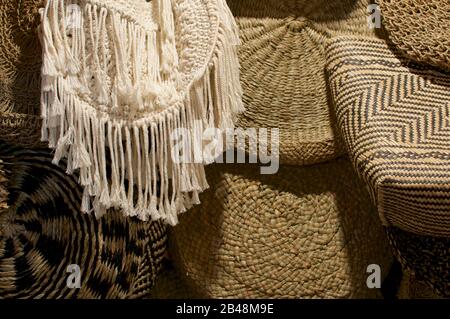 Vue sur de nombreux sacs tissés en paille accrochés au célèbre marché de l'Anchor Amour à Canggu, Bali - Indonésie Banque D'Images