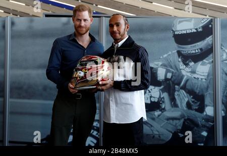 Le duc de Sussex avec le champion du monde de Formule Un Lewis Hamilton pose avec un casque de Hamilton lors d'une visite au circuit Silverstone dans le Northamptonshire pour ouvrir officiellement l'Expérience Silverstone, un nouveau musée immersif qui raconte l'histoire du passé, du présent et de l'avenir des courses automobiles britanniques. Banque D'Images