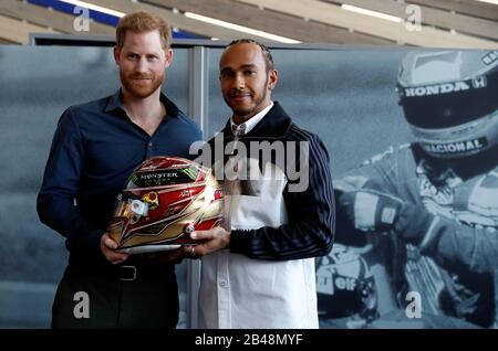 Le duc de Sussex avec le champion du monde de Formule un Lewis Hamilton pose avec un casque de Hamilton lors d'une visite au circuit de Silverstone dans le Northamptonshire pour ouvrir officiellement l'expérience de Silverstone, un nouveau musée immersif qui raconte l'histoire du passé, du présent et de l'avenir de British Motor Racing. Banque D'Images