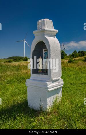 Chapelle routière, parc éolien moderne à distance, village de Ladzin, près de Rymanow, Malopolska, Pologne Banque D'Images